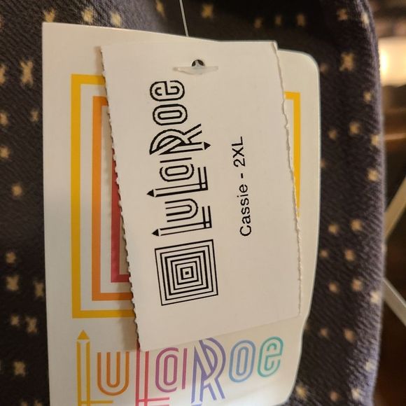 Lularoe Cassie skirt - NWT - size 2XL - grey with cream and red - Picture 3 of 5